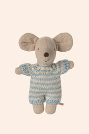 Maileg - Baby Mouse in Carry Cot - Blue - Strawberries & Cream - Ingrid Lewis - Designer
Stuffed toy mouse in a knitted blue and white outfit on a beige background