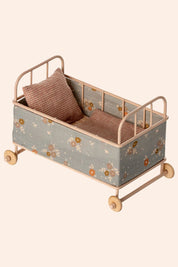 Maileg - Cot Bed Micro - Powder - Strawberries & Cream - Ingrid Lewis - Designer
Small decorative bed with floral pattern and wooden wheels.