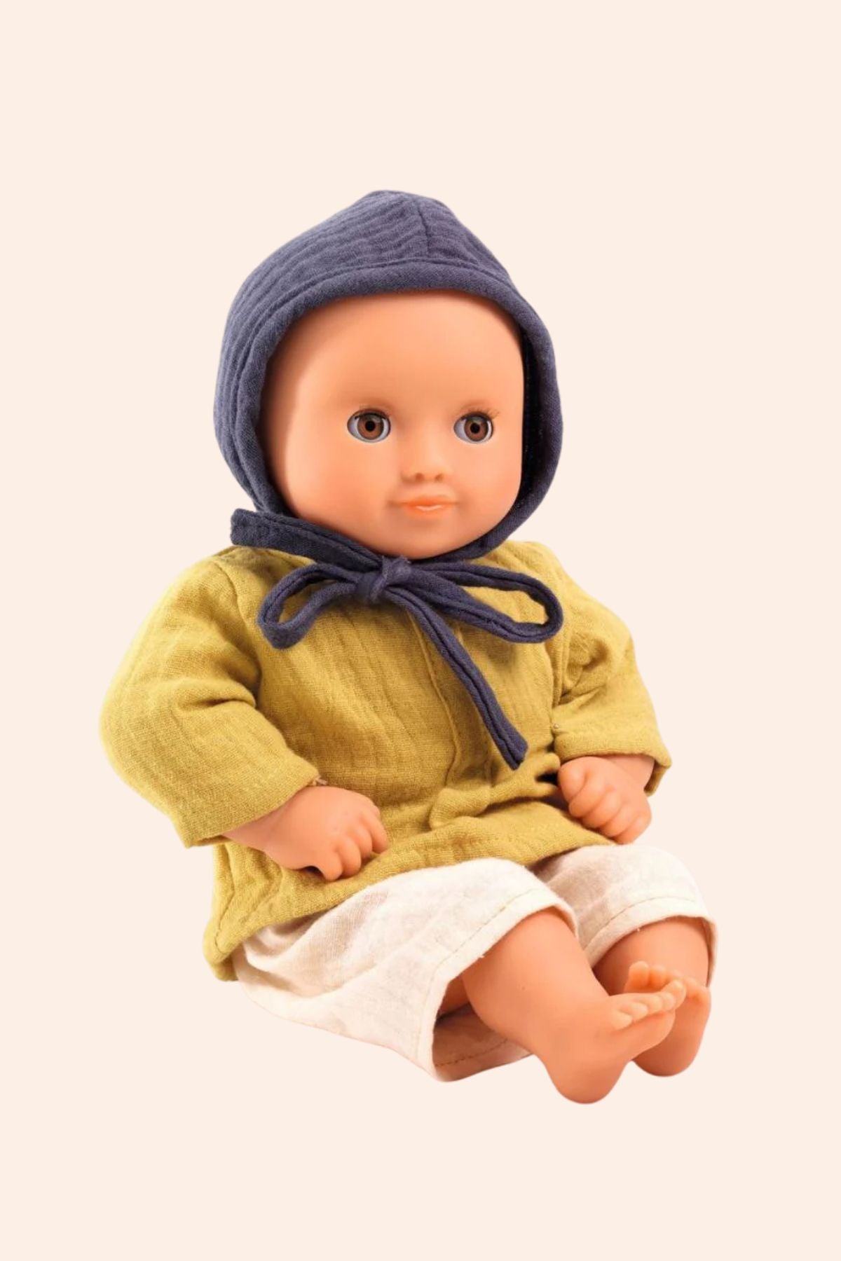 Djeco - Pomea - Baby Rose - Strawberries & Cream - Ingrid Lewis - Designer
Baby doll wearing a green outfit and blue bonnet