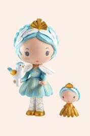 Djeco - Tinyly - Grace & Stella - Strawberries & Cream - Ingrid Lewis - Designer
Two small figurines with blue and gold attire.