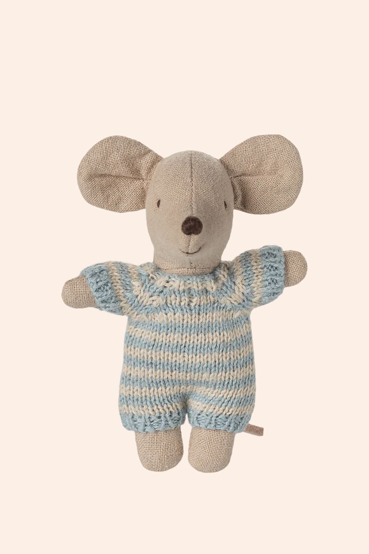Maileg - Baby Mouse in Carry Cot - Blue - Strawberries & Cream - Ingrid Lewis - Designer
Stuffed toy mouse in a knitted blue and white outfit on a beige background