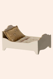 Maileg - Bed - Mouse - Off White - Strawberries & Cream - Ingrid Lewis - Strawberries & Cream 
Small bed with a pillow and blanket on a beige background