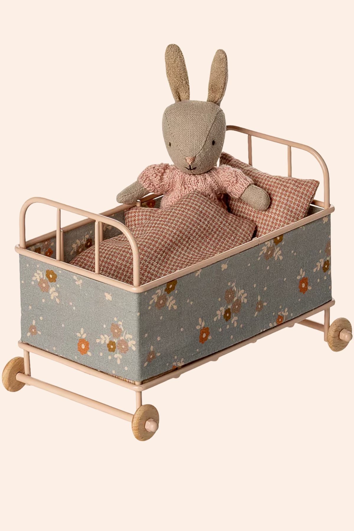 Maileg - Cot Bed Micro - Powder - Strawberries & Cream - Ingrid Lewis - Designer
Toy rabbit in a small bed with floral pattern.