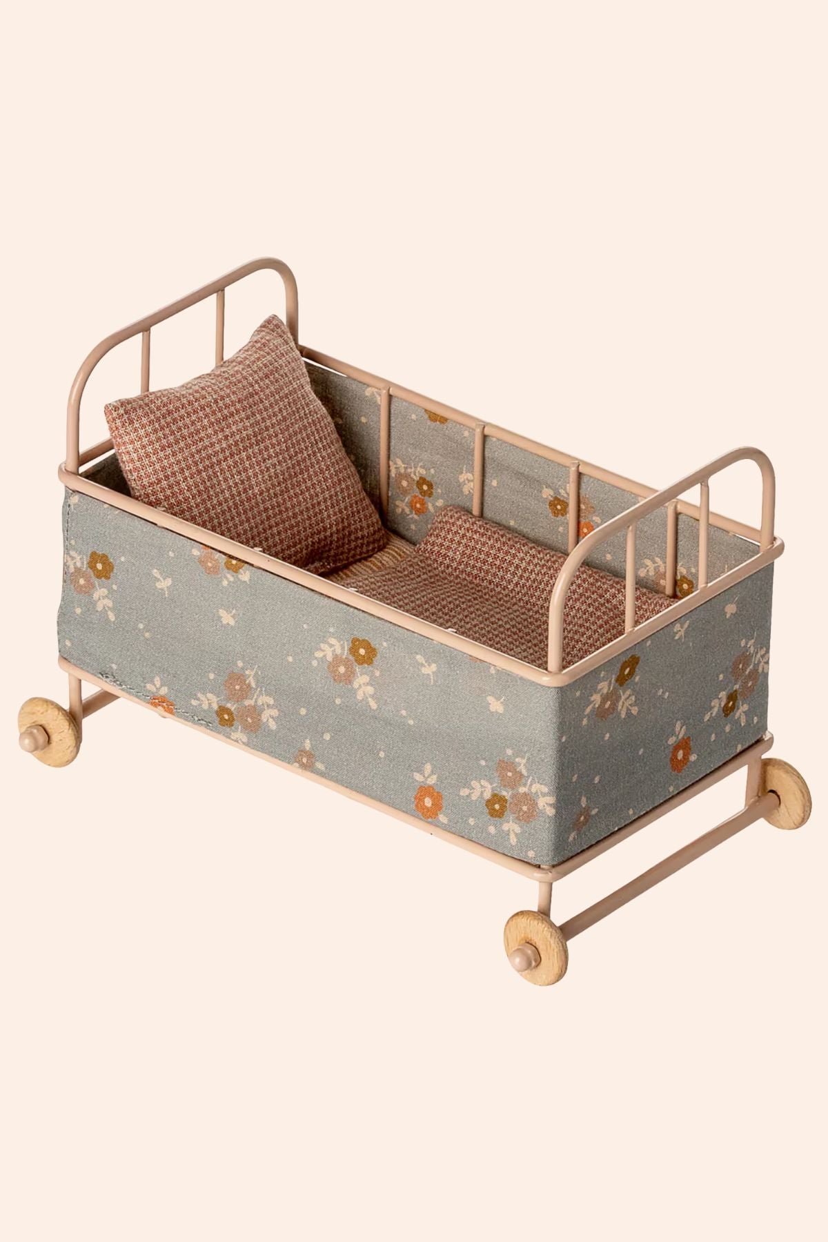 Maileg - Cot Bed Micro - Powder - Strawberries & Cream - Ingrid Lewis - Designer
Small decorative bed with floral pattern and wooden wheels.