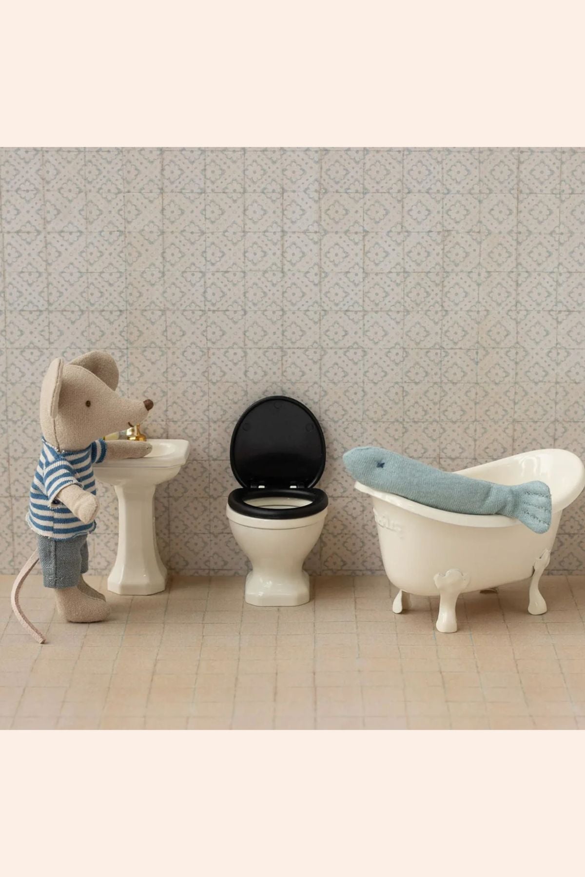 Maileg - Mouse WC - Strawberries & Cream - Ingrid Lewis - Designer
Small mouse character in a bathroom setting with a sink, toilet, and bathtub.