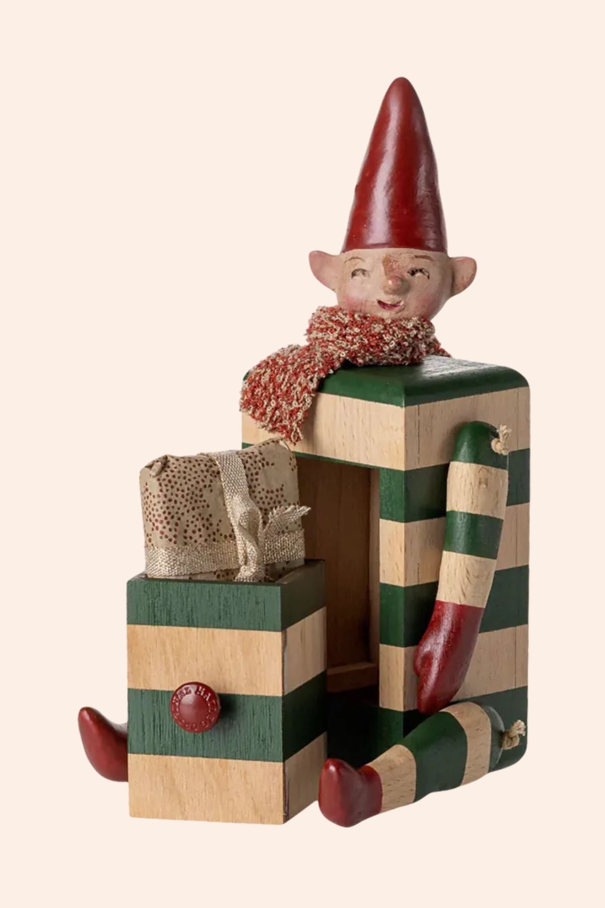 Maileg - Pixy with Drawer - Green - Strawberries & Cream - Ingrid Lewis - Designer
Wooden elf figurine with a checkered box