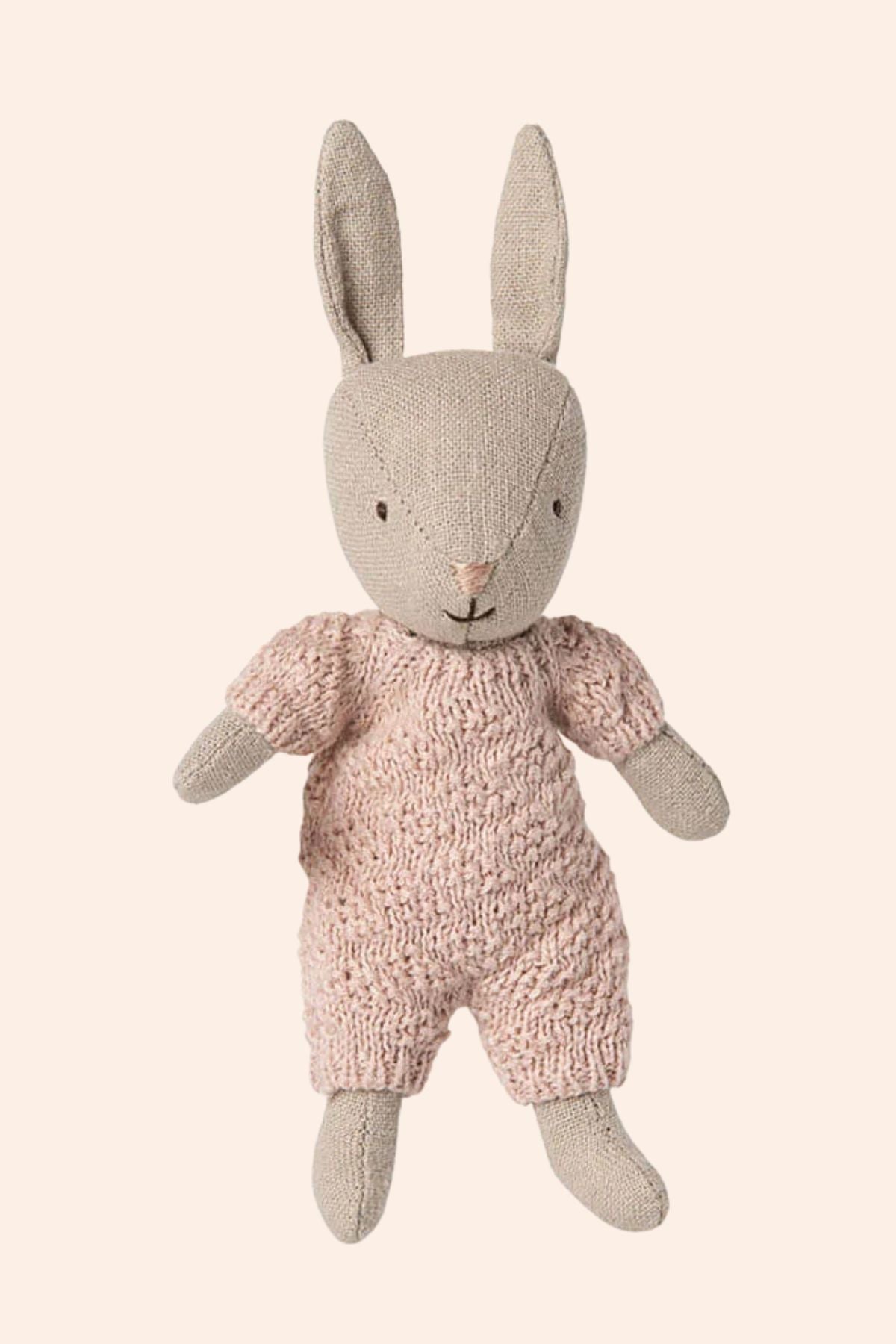 Maileg - Rabbit - Micro - Sand Rose Knitted Suit - Strawberries & Cream - Ingrid Lewis - Designer
Knitted toy rabbit in pink outfit.
