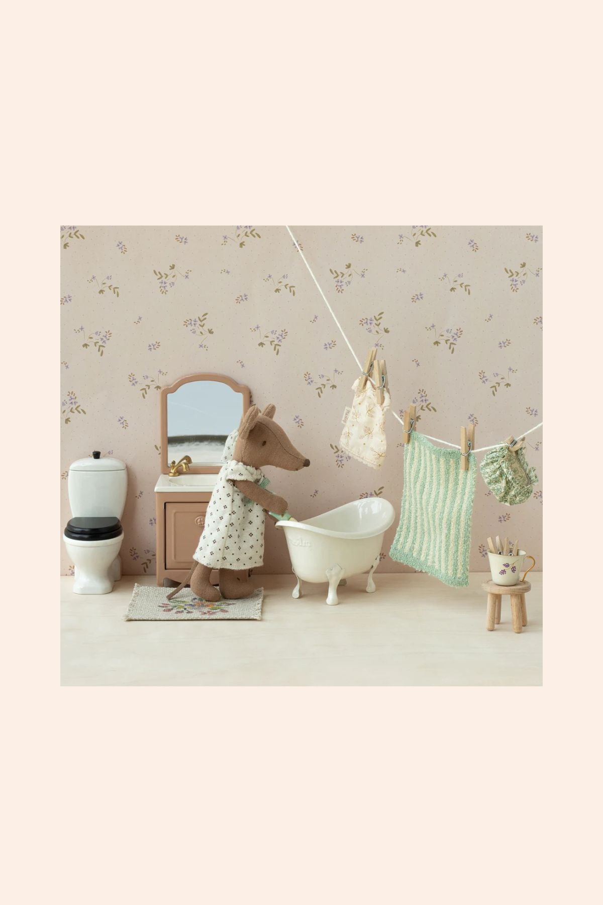 Maileg - Sink Dresser Mirror - Mouse - Dark Powder - Strawberries & Cream