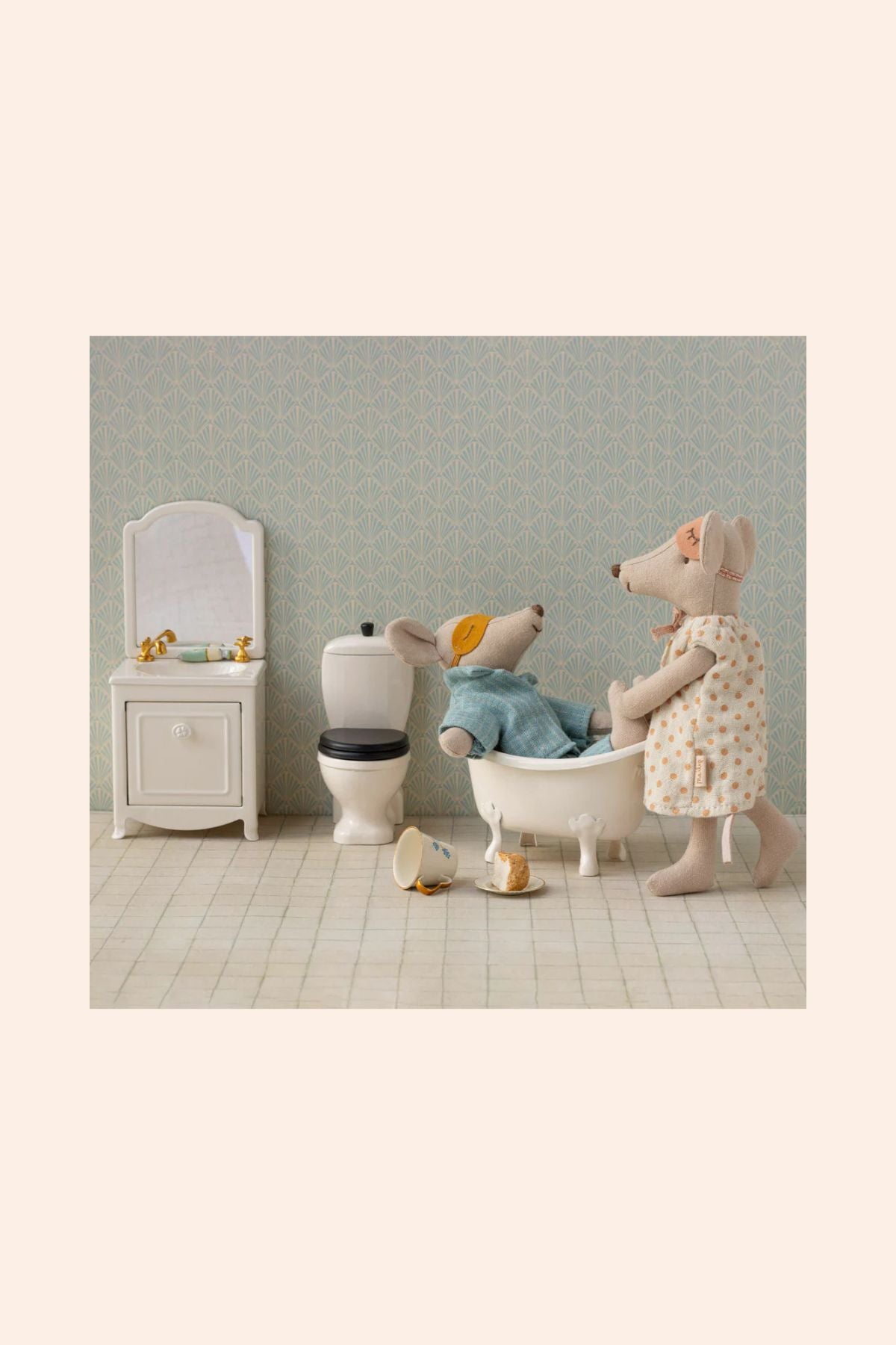 Maileg - Sink Dresser Mirror - Mouse - Powder - Strawberries & Cream - Ingrid Lewis - Designer
Toy mice in a bathroom setting with bathtub, toilet, and sink.