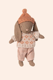 Maileg - Winter Bunny - Micro - Brown Rose - Strawberries & Cream - Ingrid Lewis - Designer

Stuffed rabbit toy wearing a knitted hat and sweater.
